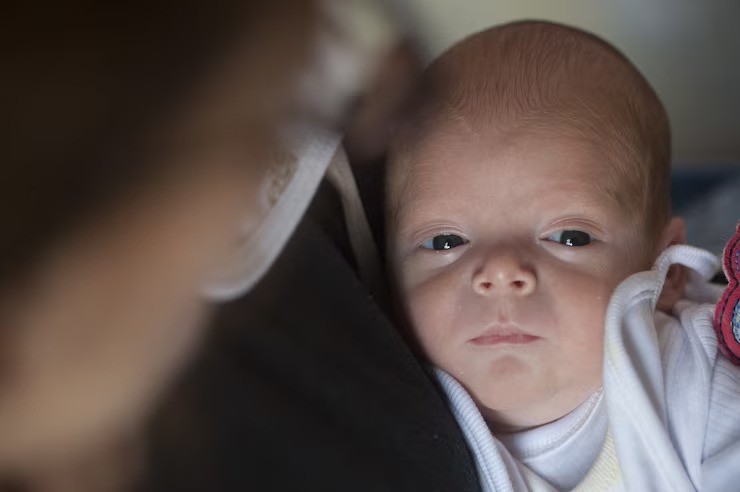bayi baru lahir, ibu muda, kehamilan sehat, APGAR, posisi gendong M-shape, mata juling bayi, napas cepat bayi, suara untuk janin